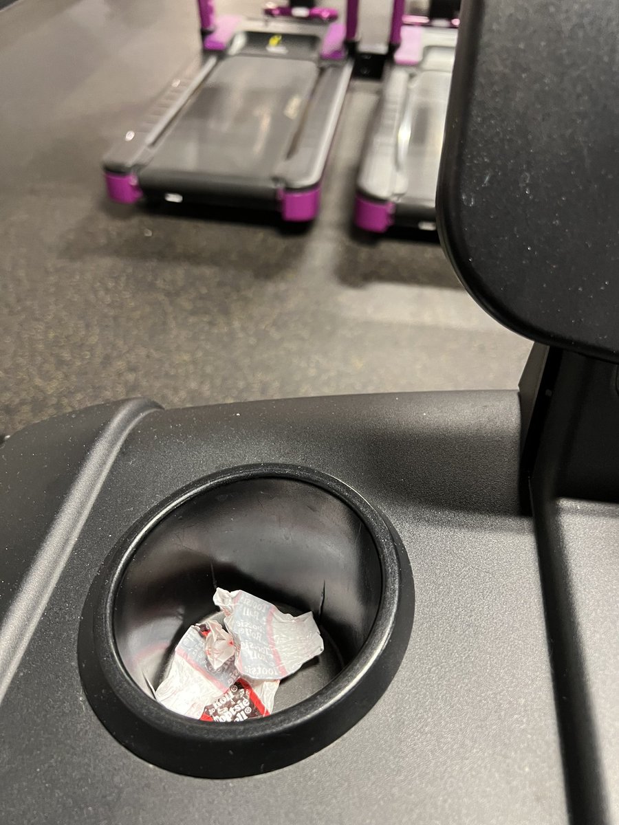 PresidentFish's tweet image. One of the small prizes you can find from the beasts that work out at my local gym. #planetfitness #fitness #rerackyourweights