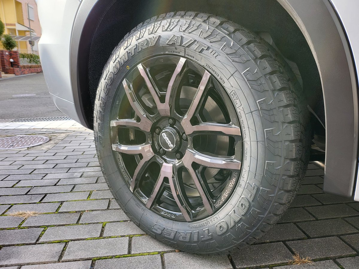 憧れだったオールテレーン。ゴツゴツパンパンかっこいい。オールシーズンなので自分の使い方にはぴったりだと思ってます。スノボ行くときも除雪されてるし…念の為チェーン持っていきます。
#アウトランダーPHEV 
#OPENCOUNTRY