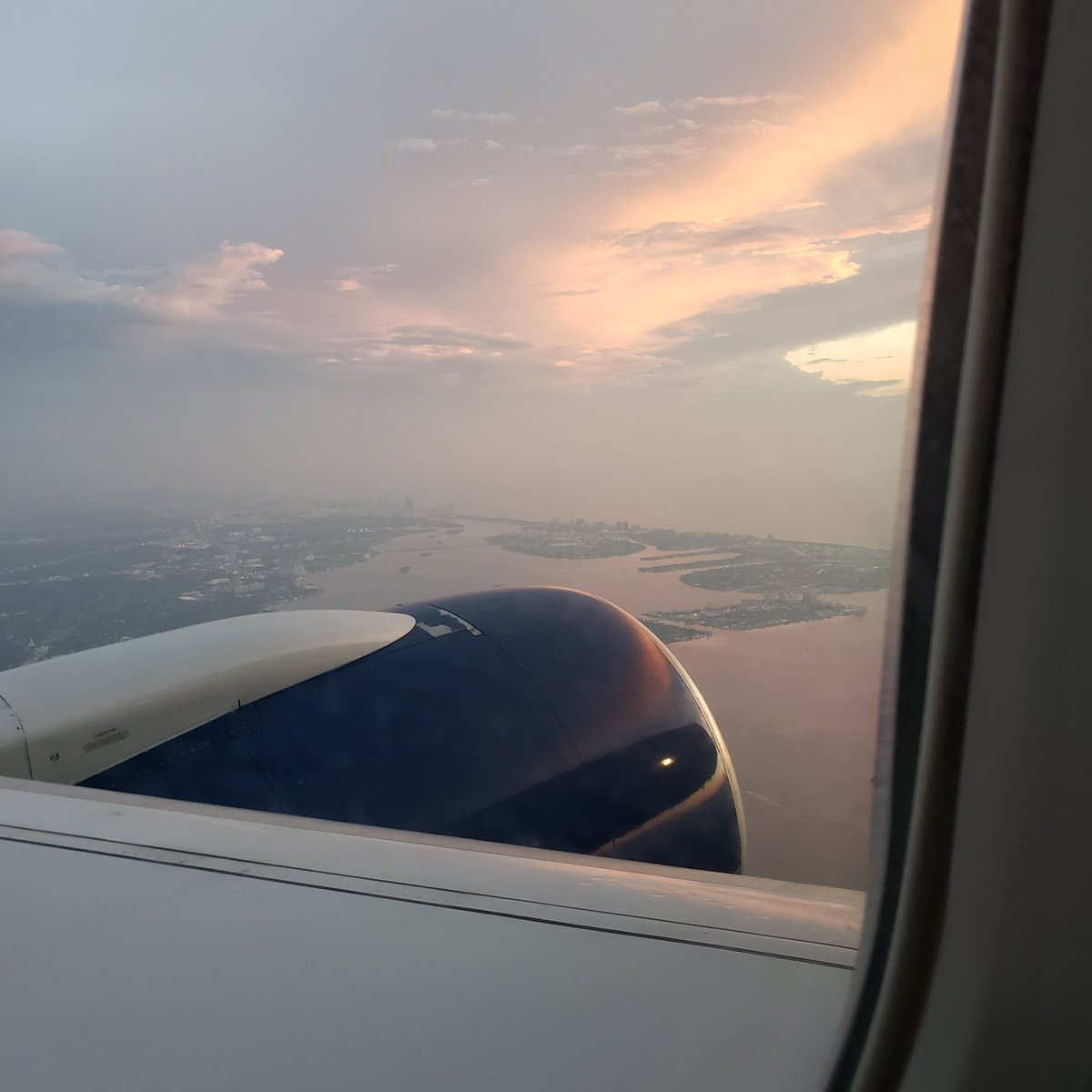AirlineFlyGirl's tweet photo. @KloverApp Sadly, I will be working throughthis Holiday seasom. Thankfully I work frome home but my job needs holiday staffing to keep the operation (✈) going. Happy Hplidays everyone &amp; safe travels! 🤗💜 #kloverapp https://t.co/5ceqJrV75P
