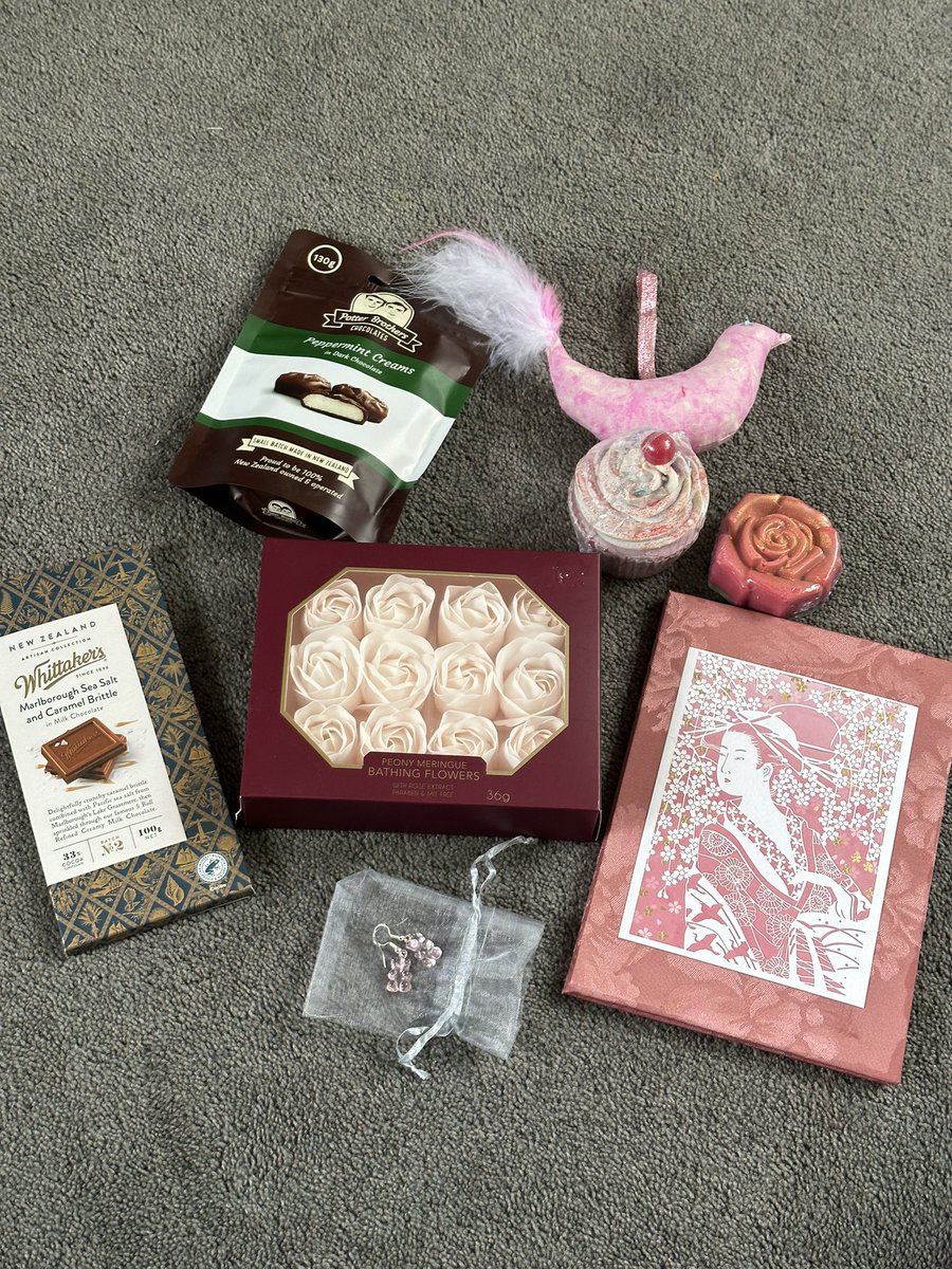 SusanBaikie's tweet photo. Thank you so much #SecretSantaNZ2022 I love all these :) ❤️🎄🎅 https://t.co/RpxTx7CP2j