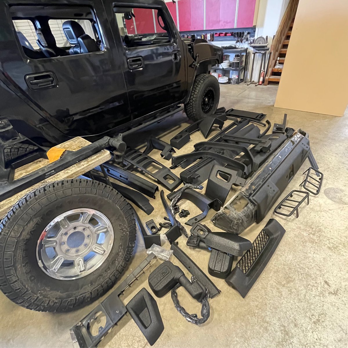 WolfHouseAK's tweet photo. Chris took my baby apart in Alaska! Did a huge upgrade. Totally redid sound system+sub, sound insulation, and added #FoxShocks and on and on. Then shipped it to Texas.
#hummer #hummerh2 #hummerh2sut #hummerlife #hummerxlife #overlandbound #hummerxclubalaska https://t.co/aZKcImaHrO