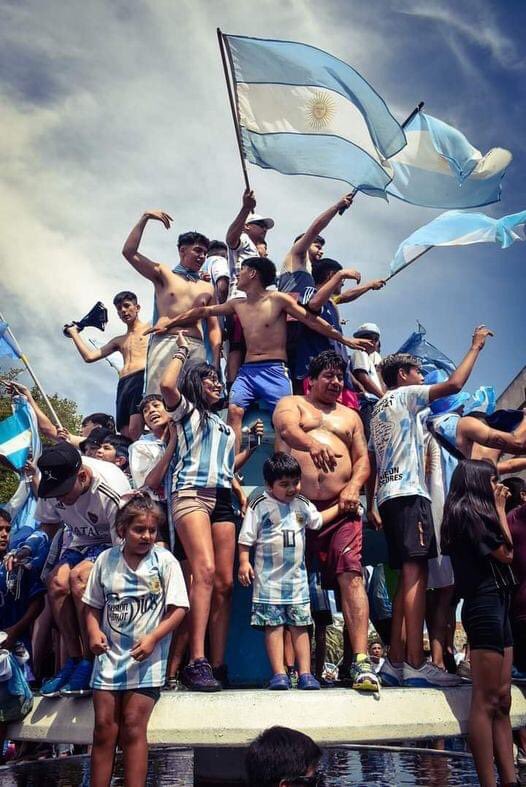 JonHeguier's tweet photo. Esta imagen que está dando vueltas por todos lados la tomó la fotógrafa Vanesa Schwemmler. El momento que registró sucedió en Viedma, Río Negro. https://t.co/WvSzQz7ACQ