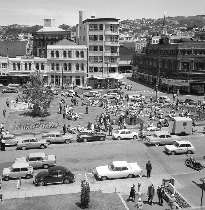 WCC_Archives's tweet photo. #ArchiveAdvent Day 21 - Christmas tree goes up in Civic Square, 1964 🎄

📸 00158-1780-a (sheet 4099)
📸 00158-1783-b (sheet 4105b)
📸 00158-1783-c (sheet 4106a)
#OurWellington #TōTātouPōneke https://t.co/AVg2X0sFvZ