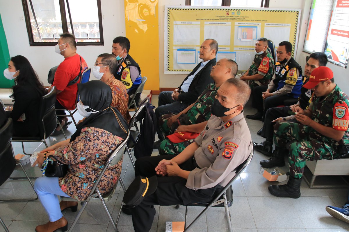 Demi mewujudkan Kondusifitas pada Pelaksanaan Natal dan Tahun Baru 2023
.
Bapak Camat, Kapolsek dan Danramil menghimbau Jaga Kondusifitas tidak melakukan kegiatan yang mengundang kejahatan atau mengancam keselamatan.