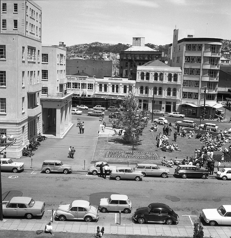 WCC_Archives's tweet photo. #ArchiveAdvent Day 21 - Christmas tree goes up in Civic Square, 1964 🎄

📸 00158-1780-a (sheet 4099)
📸 00158-1783-b (sheet 4105b)
📸 00158-1783-c (sheet 4106a)
#OurWellington #TōTātouPōneke https://t.co/AVg2X0sFvZ