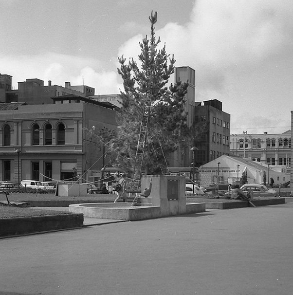WCC_Archives's tweet photo. #ArchiveAdvent Day 21 - Christmas tree goes up in Civic Square, 1964 🎄

📸 00158-1780-a (sheet 4099)
📸 00158-1783-b (sheet 4105b)
📸 00158-1783-c (sheet 4106a)
#OurWellington #TōTātouPōneke https://t.co/AVg2X0sFvZ