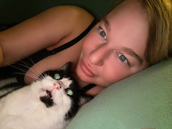 Cuddle time 🥰 https://t.co/8VvvGGOzDI