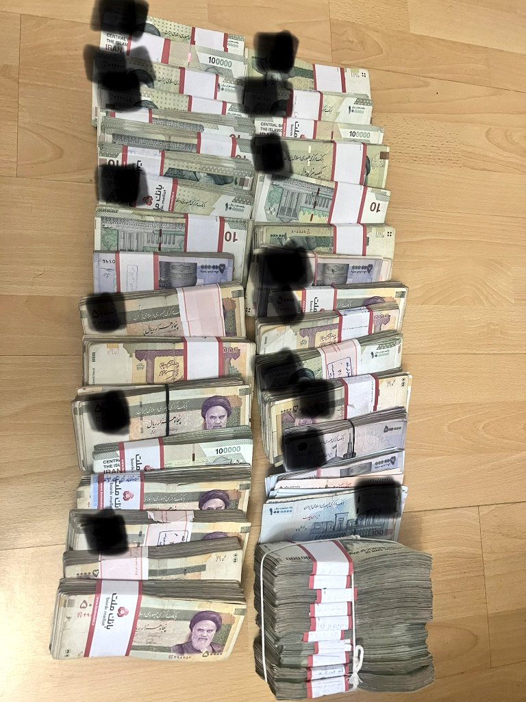 Hashshaashin's tweet photo. دختر گُلمون ۵۰ میلیون پس‌اندازش رو نقد کرده و امروز تبدیل میشه به طلای آبشده.
#مهسا_امینی https://t.co/lMlfAxyJRW
