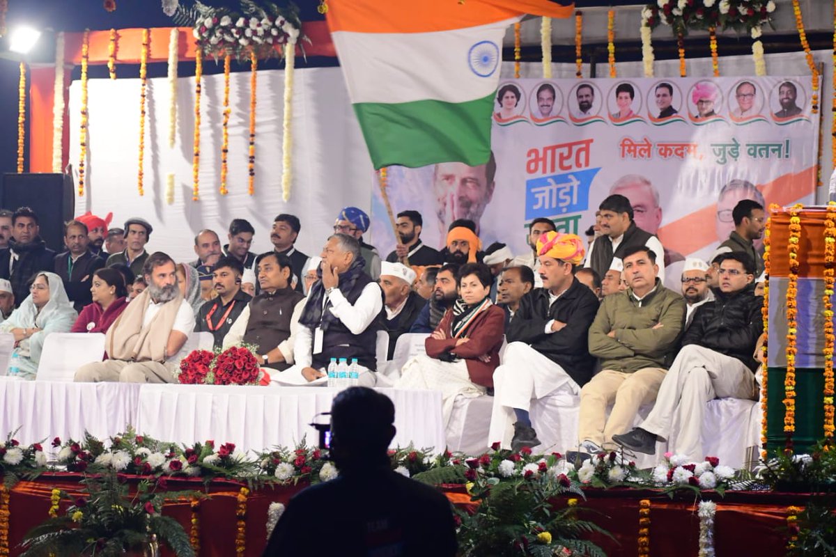 mamta_bhupesh's tweet photo. हरियाणा बॉर्डर पर माननीय मुख्यमंत्री श्री @ashokgehlot51 जी, प्रदेशाध्यक्ष श्री @GovindDotasra जी, श्री @SachinPilot जी व कांग्रेस के वरिष्ठ नेतागण के साथ #भारत_जोड़ो_यात्रा के #राजस्थान से हरियाणा राज्य में प्रवेश पर भारत यात्रियों को राजस्थान से आत्मीय विदाई दी। @bharatjodo https://t.co/UhJo4eRgRU