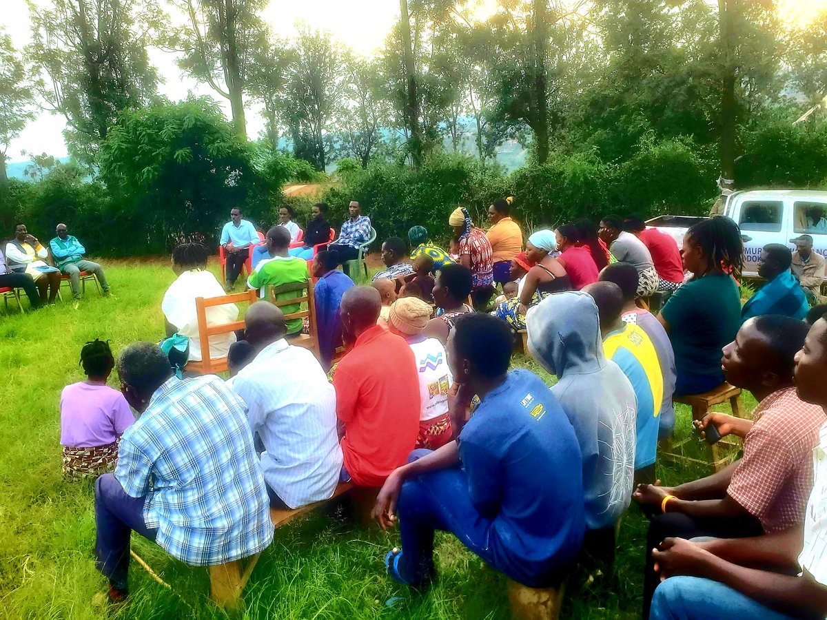 BusanzaCell's tweet photo. Umunyamabanga Nshingwabikorwa wa @KanombeSector n'intumwa za @RightsRwanda bifatanije n'abaturage ba Busanza mu inteko rusange y'abaturage yo kuri uyu wa 20/12/2022.

Ni inteko yakemuriwemo ibibazo bitandukanye by'abaturage, aho banasabwe gukomeza gukumira no kurwanya ibyaha. https://t.co/uD3OFbP4Lg