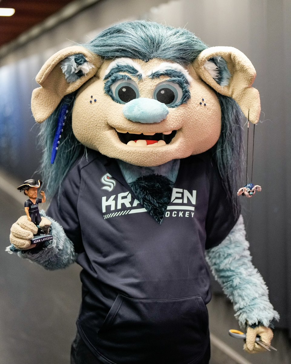 SeattleKraken's tweet photo. who wore it better? 😼

rt for lars
like for buoy https://t.co/CdeRgUlKxq