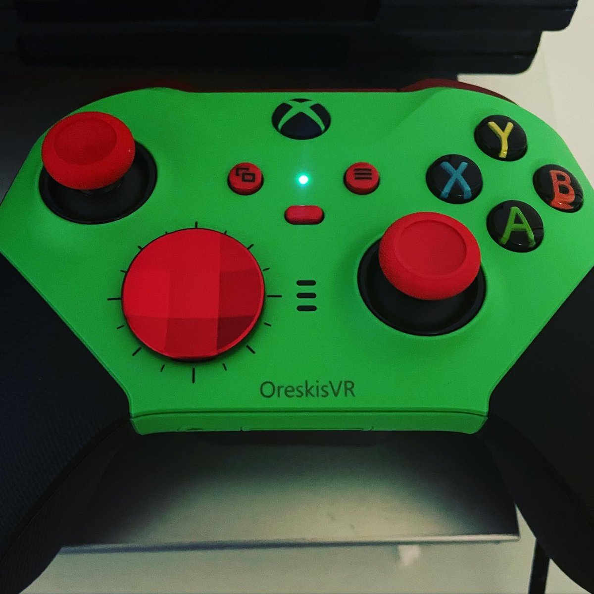 OreskisVR's tweet image. IT’S HERE! MY OFFICIAL @oreskisvr XBOX CONTROLLER!! THANK YOU @xbox FOR MAKING THIS A REALITY!❤️‍🔥👍 #xbox #xboxdesignlab #customxboxcontroller #xboxseriesx #xboxcontroller #xboxcontrollers #oreskisvr #oreskisvrxboxcontroller
