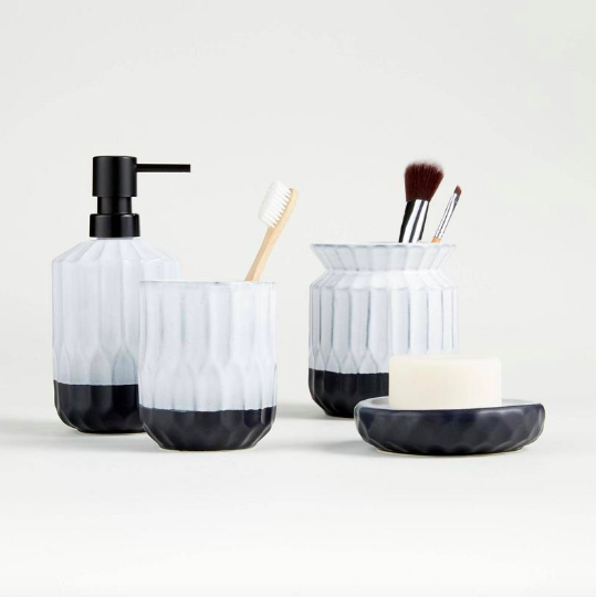 CrateBarrelMX's tweet photo. #BackInStock Nuestros accesorios de baño Aurelia van más allá del blanco y negro básico. Tienen un esmalte blanco deja que se vean las texturas estampadas, mientras que los fondos negros mate opacos anclan el look con un contraste gráfico. Dale un toque decorativo a tu baño. https://t.co/jN6c2BeRlQ