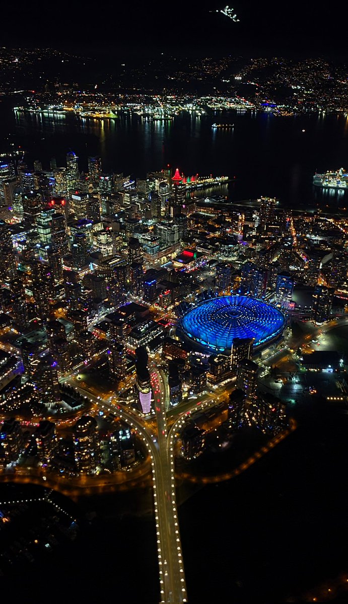 TrishJewison's tweet image. View of beautiful downtown #Vancouver 🚁
