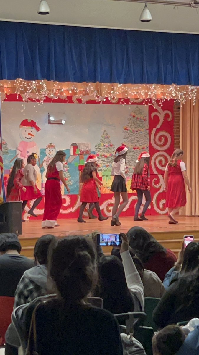 KendallBaker1's tweet photo. Thank you @EdWhiteES Dr @FranklinChang11 students and staff for the invite to such an amazing performance by all of your students at the 2022 Evening Winter program tonight. Truly talented students! #iamhisd #forkids #forhouston https://t.co/TwxVrXeTTt