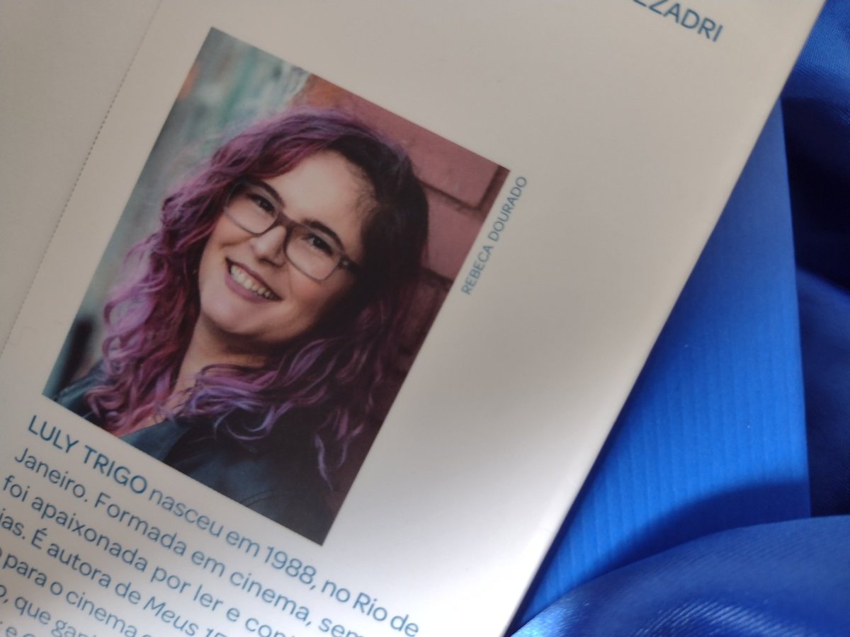 ArianeDFreitas's tweet photo. "O que dizem as estrelas" da Luly Trigo foi a maior surpresa do ano para mim. Não estava esperando nada e a autora me entregou TUDO!!!! Segue abaixo a minha resenha feita para o @nanossaestante1 💙👇
https://t.co/NCbGiLtnhn
#book #editoraseguinte https://t.co/xDN6LEATFg
