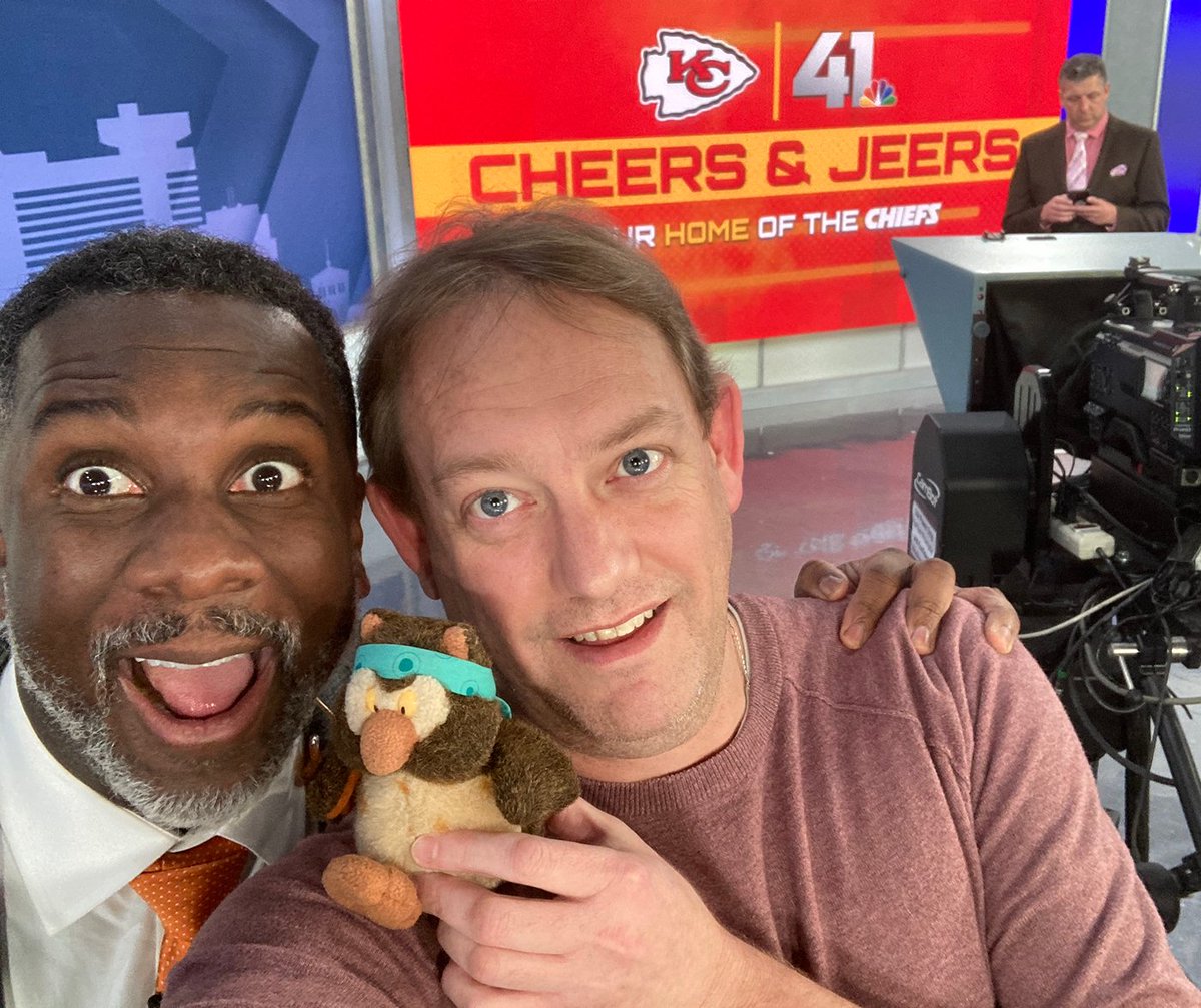 todpalmer's tweet photo. @MikeDugar @TheAthleticNFL @Seahawks Earlier in the week, #FriedaOnTour got to meet @KSHB41 Sports Director @mickshaffer and anchor @kholmesKSHB. #TobiasReiseGehtWeiter https://t.co/F27la8cb9g