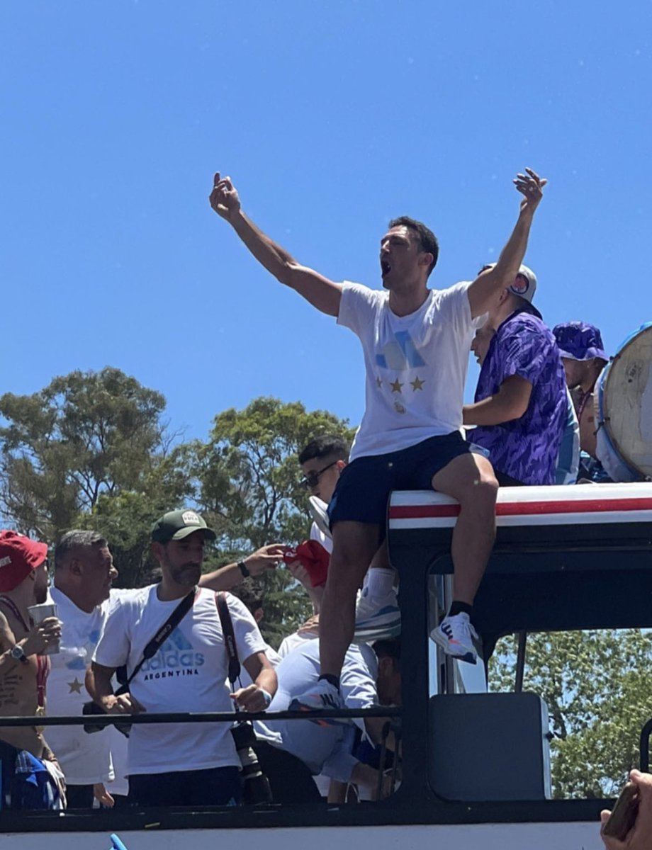 AleLiparoti's tweet image. Amo a Scaloni, parece que dice “venga el que quiera, le ganamos igual”