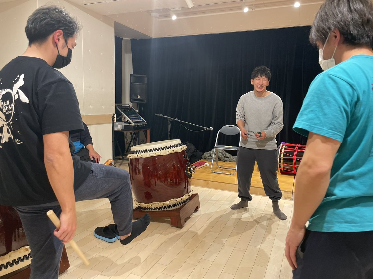 昨日は1月の公演に向けて一日中お稽古！
踊りの西崎櫻鼓さんの秘密道具をちらり…

九州へ行っていたメンバーも
無事に帰ってきて稽古に参戦！
とてもパワフルです💪笑

他にもInstagramに写真載せてます♪

instagram.com/p/Cmam6lXvCmK/…