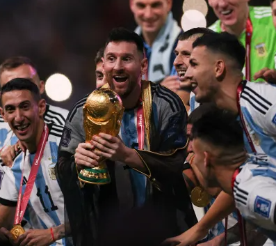 WillWillAFR's tweet photo. .@AlJazeeraWorld this is a bit rich..
imagine if Yanks try to slap a MAGA cap on World Cup victors in NYC in four years time?
or if Mexico put a sombrero on Maradona in 86?
forced cultural appropriation..
no gracias #BishtGate
https://t.co/TCmOXNoAh4 https://t.co/2tUtFvNVly