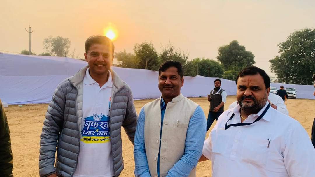 shiv_naga's tweet photo. #भारत_जोड़ो_यात्रा भारत जोड़ो #BharatJodo में मालाखेड़ा #अलवर में आयोजित जनसभा में भाग लिया।वरिष्ठ कांग्रेस नेताओं से मुलाक़ात हुई।
इस दौरान भारत यात्रियों का मंच पर स्वागत करने का सौभाग्य मिला मालाखेड़ा के साथी प्रतीक जी व्यास साथ रहे।
#100DaysofBharatJodoYatra https://t.co/jPPaLRy1v0