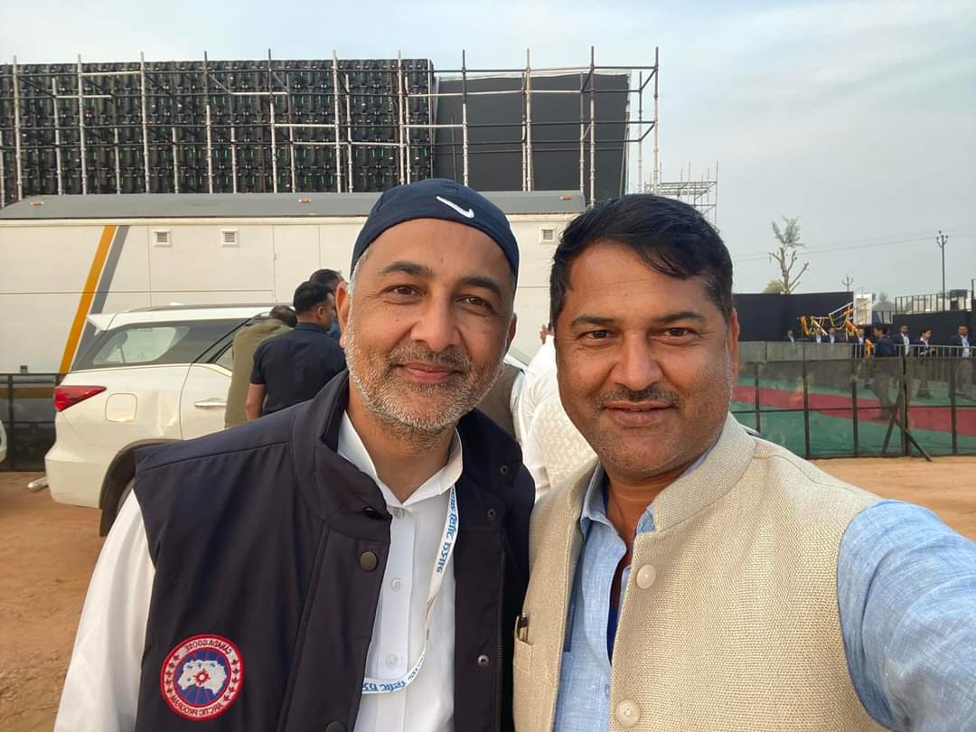 shiv_naga's tweet photo. #भारत_जोड़ो_यात्रा भारत जोड़ो #BharatJodo में मालाखेड़ा #अलवर में आयोजित जनसभा में भाग लिया।वरिष्ठ कांग्रेस नेताओं से मुलाक़ात हुई।
इस दौरान भारत यात्रियों का मंच पर स्वागत करने का सौभाग्य मिला मालाखेड़ा के साथी प्रतीक जी व्यास साथ रहे।
#100DaysofBharatJodoYatra https://t.co/jPPaLRy1v0