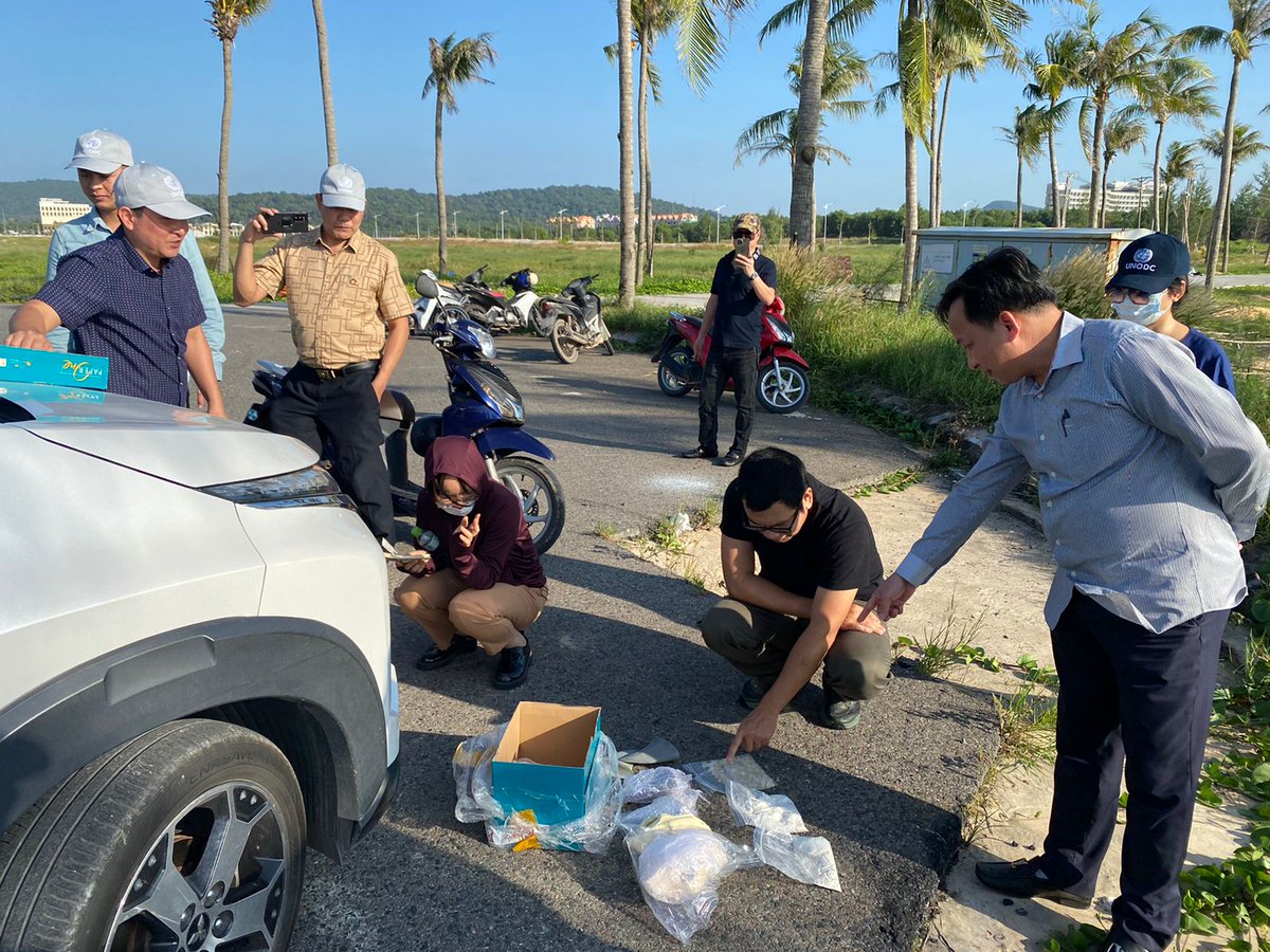 Simulating the real 🌎 in law enforcement training is not only more engaging, but also reflects the everyday challenges cops have to face. This is #Vietnam - 23 Border Liaison Officers from 6 border areas practicing surveillance, interviewing techniques &amp; evidence gathering