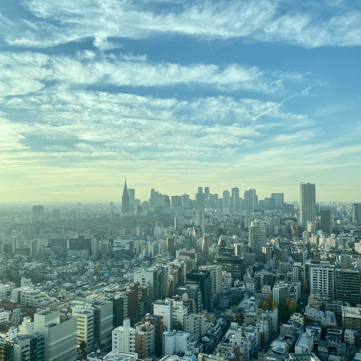 danzen_tv's tweet photo. 【だんぜん!!NEO】
本日はこちらの階にあるスタジオからお届けします！🥳お楽しみに！😆🎶

■日時
2022/12/21(水)20時～生放送
■出演
しずる/さくらしめじ/CUBERS/ONE LOVE ONE HEART
■視聴URL
https://t.co/hUu7OZkq68 https://t.co/rqfH0ec7X8