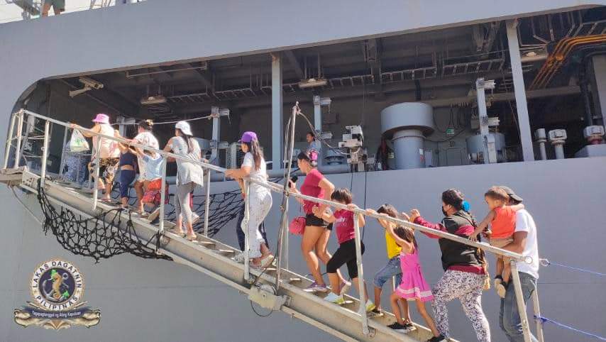Philippine_Navy's tweet photo. WELCOME ABOARD | PH #Navy's capital ships open its doors to civilians for ship tours at NOB #Subic in connection w/ @TeamAFP's 87th Anniversary
π/πΈ: @PhilFleet
#AFPat87
#ProtectingtheSeasSecuringOurFuture
#ModernandMultiCapablePHNavy
#AFPyoucanTRUST https://t.co/Cdcg9BfvX5