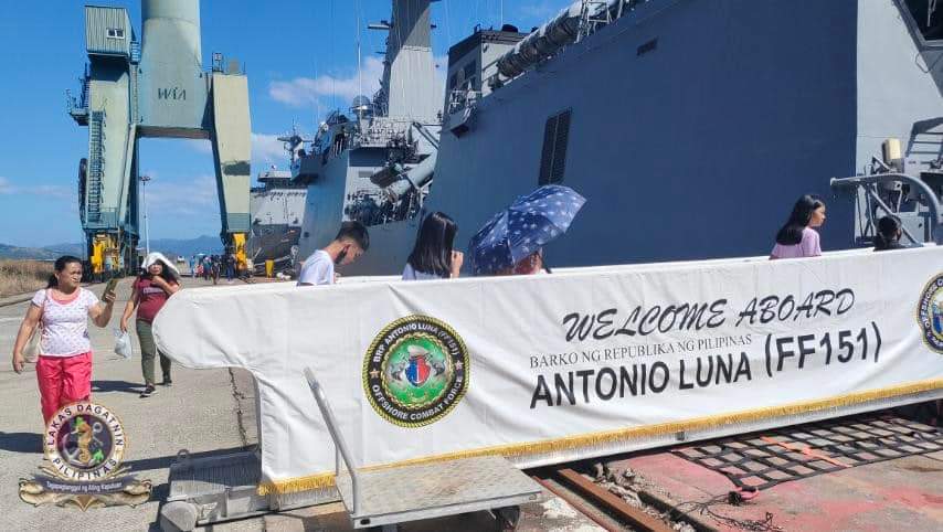 Philippine_Navy's tweet photo. WELCOME ABOARD | PH #Navy's capital ships open its doors to civilians for ship tours at NOB #Subic in connection w/ @TeamAFP's 87th Anniversary
π/πΈ: @PhilFleet
#AFPat87
#ProtectingtheSeasSecuringOurFuture
#ModernandMultiCapablePHNavy
#AFPyoucanTRUST https://t.co/Cdcg9BfvX5