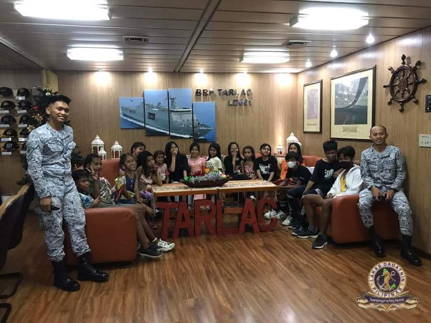 Philippine_Navy's tweet photo. WELCOME ABOARD | PH #Navy's capital ships open its doors to civilians for ship tours at NOB #Subic in connection w/ @TeamAFP's 87th Anniversary
π/πΈ: @PhilFleet
#AFPat87
#ProtectingtheSeasSecuringOurFuture
#ModernandMultiCapablePHNavy
#AFPyoucanTRUST https://t.co/Cdcg9BfvX5