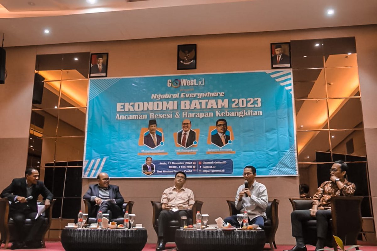 PanbilGroup's tweet photo. News and media websites, https://t.co/oAbkRNtGUm held an Ngobrol Everywhere Live program entitled "Batam Economy 2023, Threat of Recession and Hope for Revival" at the Best Western Panbil hotel, Mon (19/12/2022).
Mr. Johanes Kennedy (CEO of Panbil Group) was one of the speakers. https://t.co/00V7MZdqpj