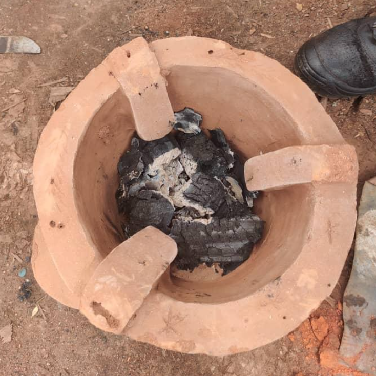 invegrow's tweet photo. No matter the #cooking technique...metal or clay mbaula cook stove, 3 stone method or a larger #braai ... our #sustainable #briquettes can be broken down to size and used for your next meal!  What are you waiting for?!? 🥣🍖🍚🔥 https://t.co/Ubz8l4U3QU