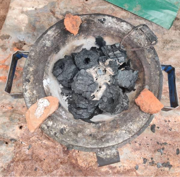 invegrow's tweet photo. No matter the #cooking technique...metal or clay mbaula cook stove, 3 stone method or a larger #braai ... our #sustainable #briquettes can be broken down to size and used for your next meal!  What are you waiting for?!? 🥣🍖🍚🔥 https://t.co/Ubz8l4U3QU