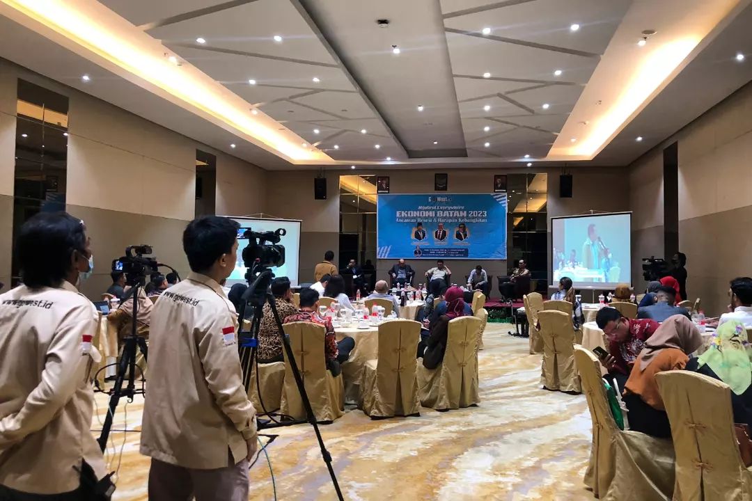 PanbilGroup's tweet photo. News and media websites, https://t.co/oAbkRNtGUm held an Ngobrol Everywhere Live program entitled "Batam Economy 2023, Threat of Recession and Hope for Revival" at the Best Western Panbil hotel, Mon (19/12/2022).
Mr. Johanes Kennedy (CEO of Panbil Group) was one of the speakers. https://t.co/00V7MZdqpj