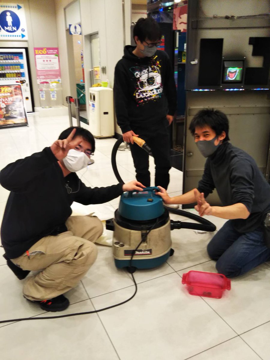 koge_simo's tweet photo. 定休日にみんなで大掃除🧹

日本のすてきな文化です✨
写真は、掃除をテーマに
自らのポージング姿です↓

#パチンコ
#湖月下郡
#大掃除 
#写真は性格がでてオモロー https://t.co/9UqCbCy3w4