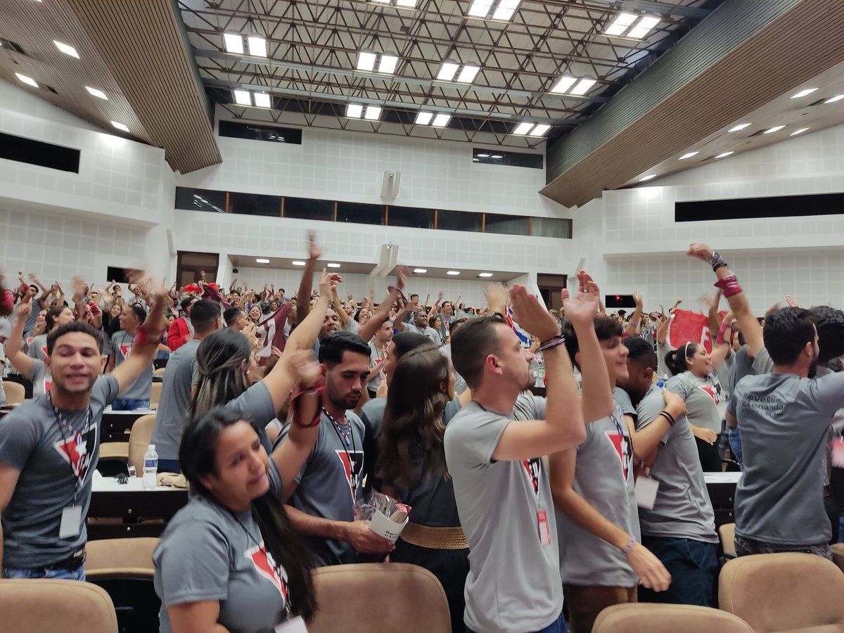 El congreso del centenario de la Federación Estudiantil Universitaria (FEU). Un privilegio. La alegría de los muchachos contagia. Esto fue en la clausura. #CasaEditoraAbril #FEUdeCuba #UJC