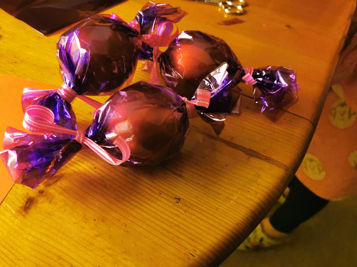 Hoy nuestros peques del AMPA se han ido a casa con un detalle para adornar sus árboles de Navidad 🎄Esperamos que les haya gustado mucho😘
Desde el <a href="/ampacharlie/">AMPA Charlie Rivel Coslada</a> queremos desearos a tod@s muy felices fiestas y que tengáis un maravilloso 2023.