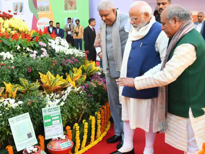 YadavMixha's tweet photo. प्रधानमंत्री नरेंद्र मोदी ने मंगलवार को संसद परिसर में केंद्रीय मंत्री #NarendraTomar द्वारा आयोजित विशेष #miletonly दोपहर के भोजन में कांग्रेस प्रमुख #MallikarjunKharge और साथी सांसदों के साथ #tableshare की। https://t.co/YRwhsyYBMk