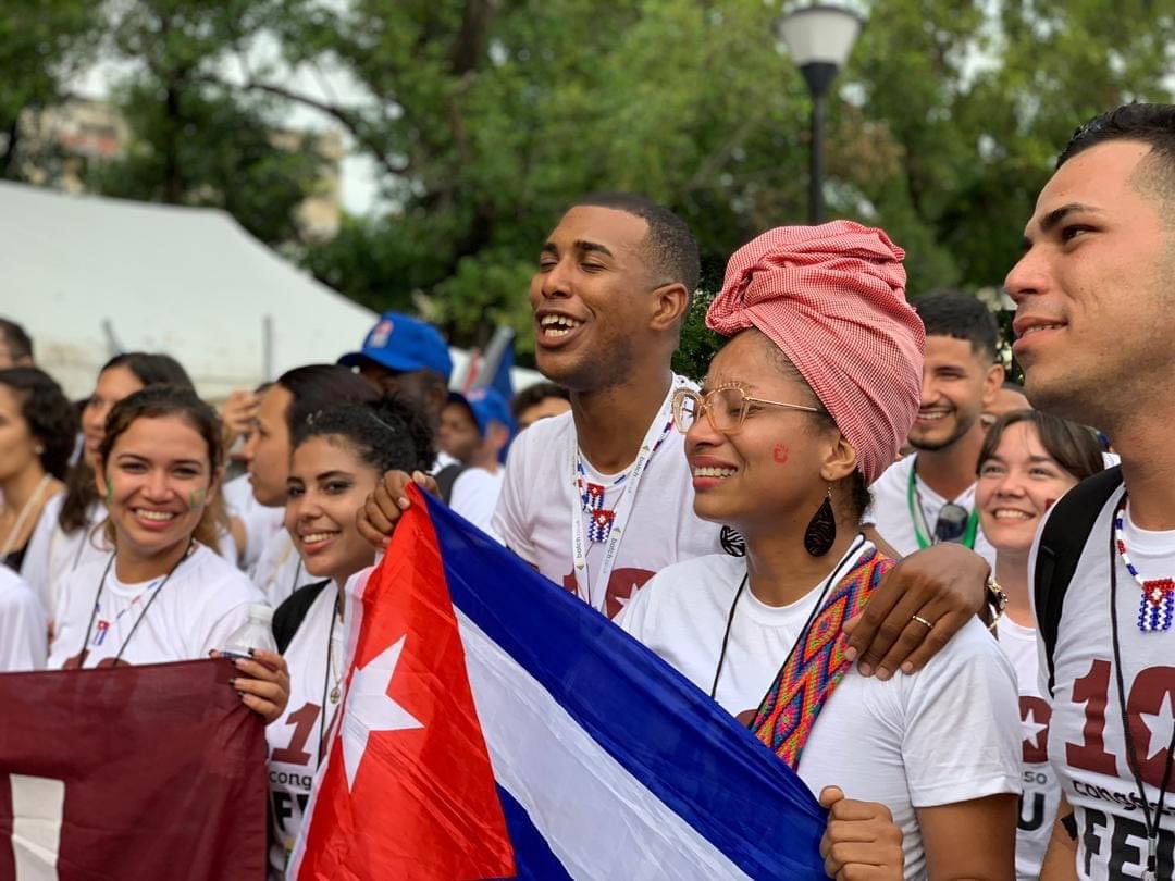 Hoy, cuando finaliza el Congreso de la Federación Estudiantil Universitaria (FEU), que honra los cien años de vida de esta organización, hay que decir que en los jóvenes formados por las universidades cubanas sigue estando el futuro. 
#FEUdeCuba