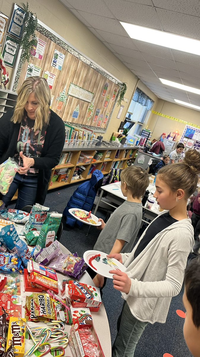 adams4wildcats's tweet image. We were excited to have @melsiemens1994 come back to #UVLearn to help us with gingerbread houses. #thankful