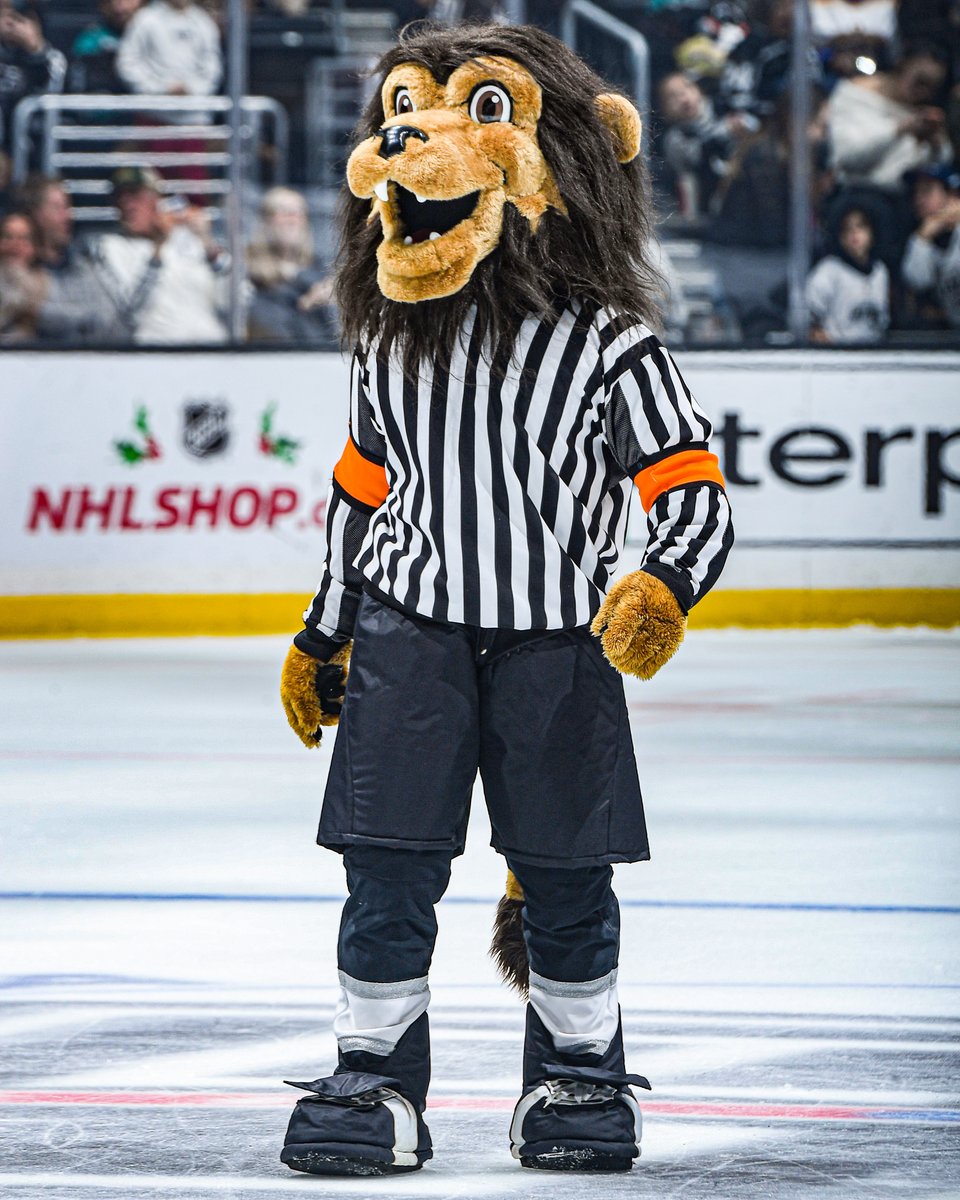 BaileyLAKings's tweet image. Wes McCauley's got nothin on me 😤
