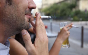 NousSommes13M's tweet photo. Irréductibles fumeurs ! - https://t.co/ZJxxpyZK62 https://t.co/aAJSIdi6MQ