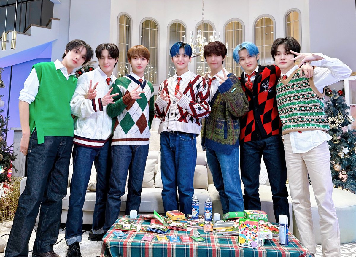 The presence of czennies during ‘Candy’ live comeback live tonight made it much more sweet. We certainly hope so for czennies since this comeback adds warmth and more joy to this winter.