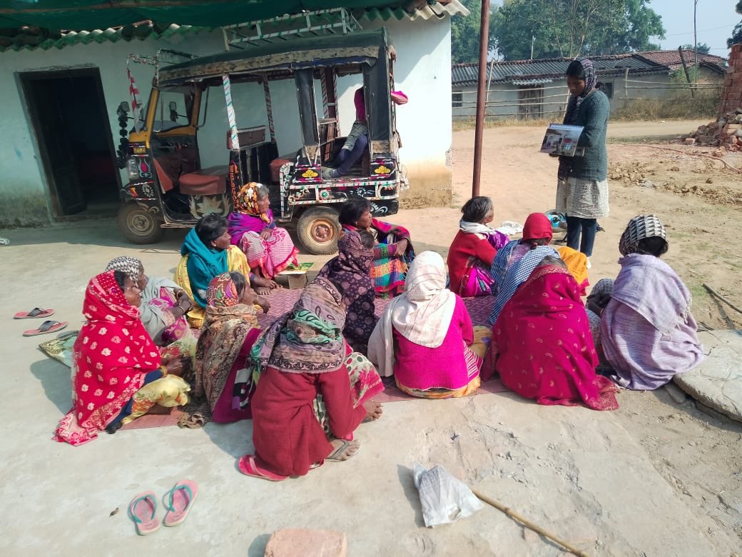 Warriormomsin's tweet photo. #WarriorMoms at Lohardaga #Jharkand organising regular meetings with #WSHG & encouraging livelihood program and bio gas;
Awareness programmes taken up passionately by @ManoramaEkka to use & demand LPG subsidy for #CleanAir & good health of the family💙
#CleanCookingForAll https://t.co/JuPZ7QJ97d
