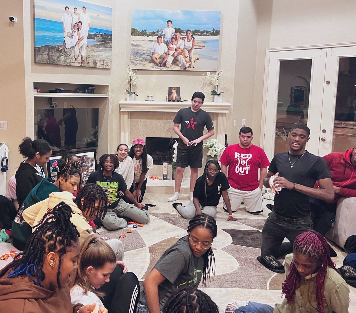 Dawson Basketball GIRLS and BOYS teams both celebrate 💪🏾WINS at our Christmas Party!  Family is for real and that what it is here <a href="/DawsonHighSchl/">Dawson Eagles</a>  #fortheculture #touchtheline #family <a href="/dawsonhoops/">Dawson Basketball</a> <a href="/AthlPearlandisd/">Pearland ISD Athletics Department</a>