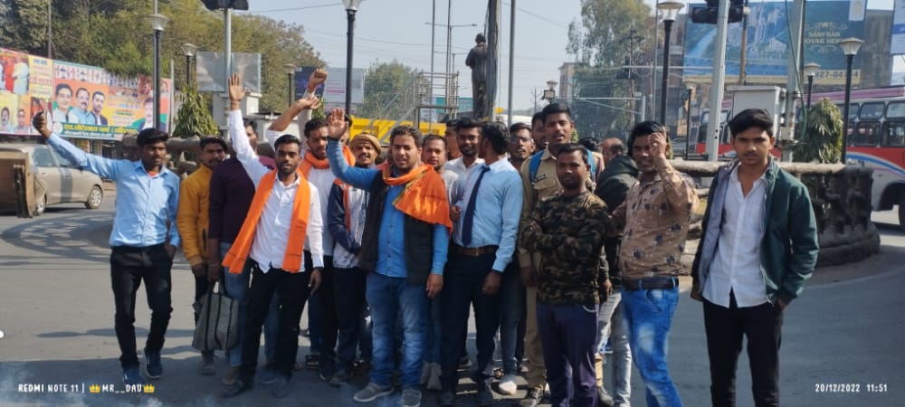 Pankajdutttiwa2's tweet photo. झाँसी में पठान फ़िल्म नही चलने दी जाएगी
झाँसी के कचहरी चौराहे पर आज पठान फ़िल्म का पुतला जलाया गया
भगवा रंग पहन कर जो अश्लील डांस किया गया है
ओर भी अन्य इसमें जो अश्लीलता दिखाई गई है
अगर इस फ़िल्म में उन चित्रो को सही नही किया गया तो
फिर झाँसी में यह फ़िल्म नही चलने दी जाएगी https://t.co/KxAmriUkNK