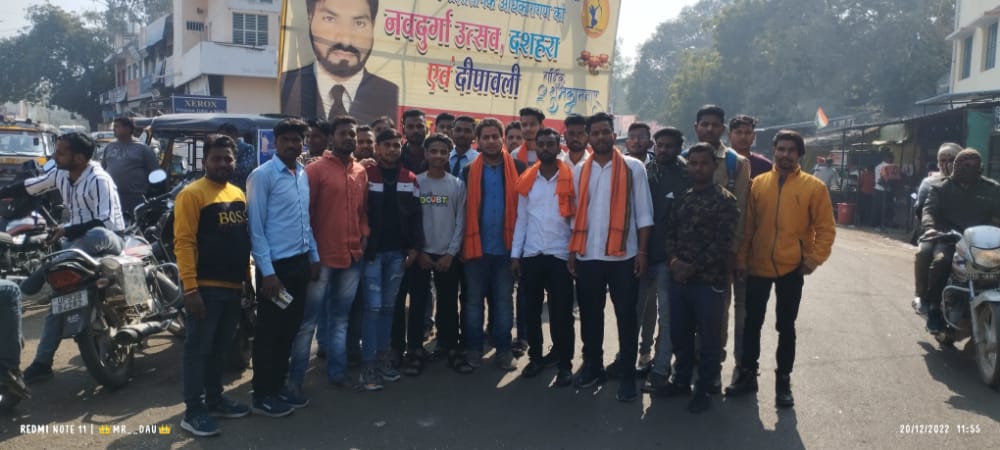 Pankajdutttiwa2's tweet photo. झाँसी में पठान फ़िल्म नही चलने दी जाएगी
झाँसी के कचहरी चौराहे पर आज पठान फ़िल्म का पुतला जलाया गया
भगवा रंग पहन कर जो अश्लील डांस किया गया है
ओर भी अन्य इसमें जो अश्लीलता दिखाई गई है
अगर इस फ़िल्म में उन चित्रो को सही नही किया गया तो
फिर झाँसी में यह फ़िल्म नही चलने दी जाएगी https://t.co/KxAmriUkNK