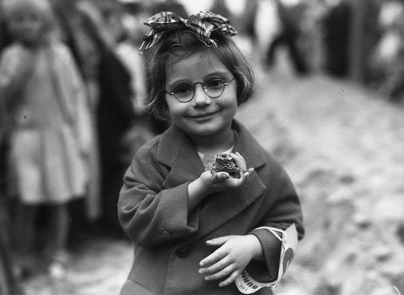 historydefined's tweet photo. little girl holding her pet toad at a pet show at Venice Beach, California, USA in 1936. https://t.co/XdJuwBayib