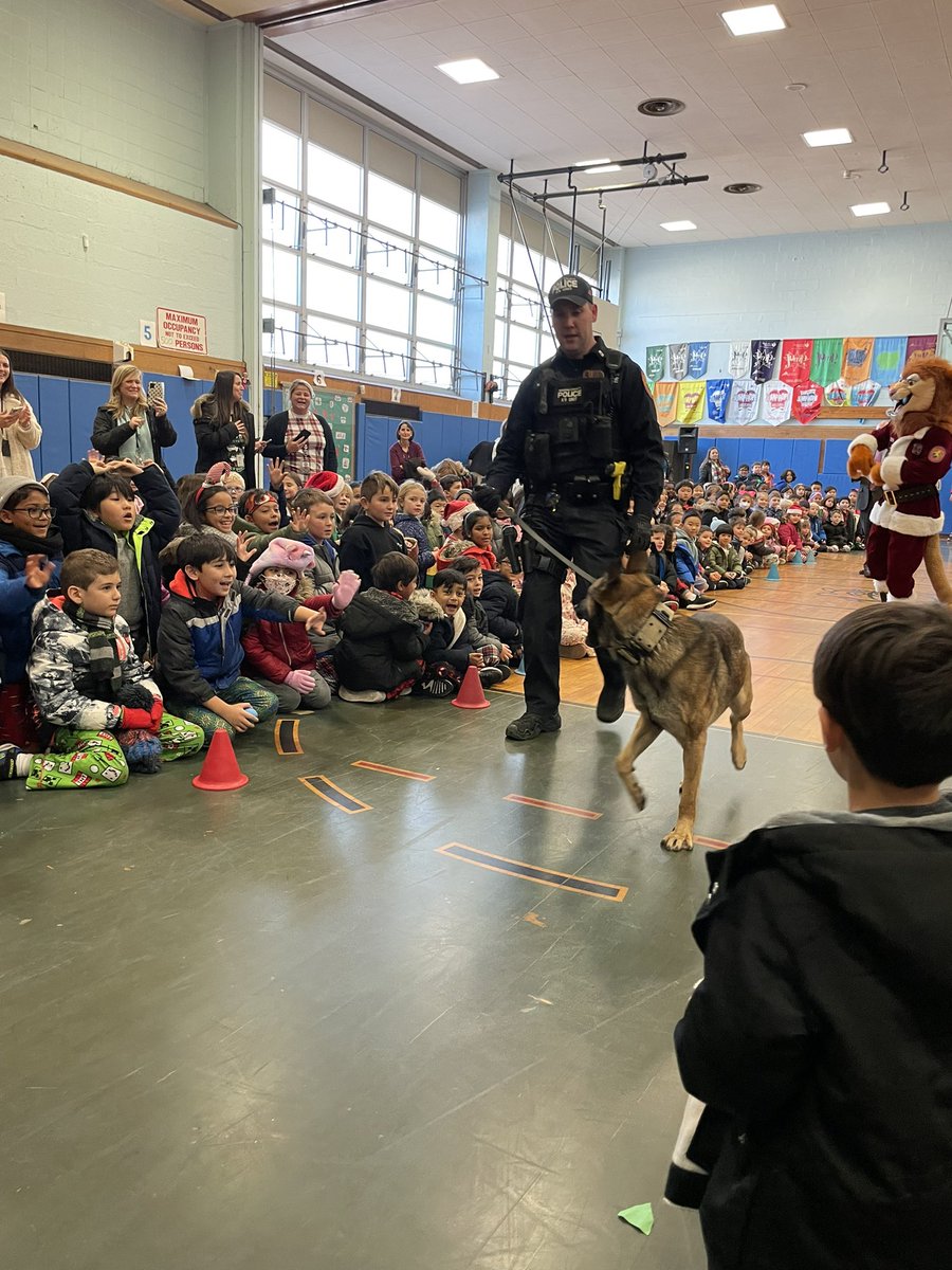 Ms_Ioveno1st's tweet photo. Thank you so much to the @NassauCountyPD for visiting our school today! We appreciate everything that you do to keep us safe each day! #CardsforCops 🚔🚨 https://t.co/nUMxxH2OTk